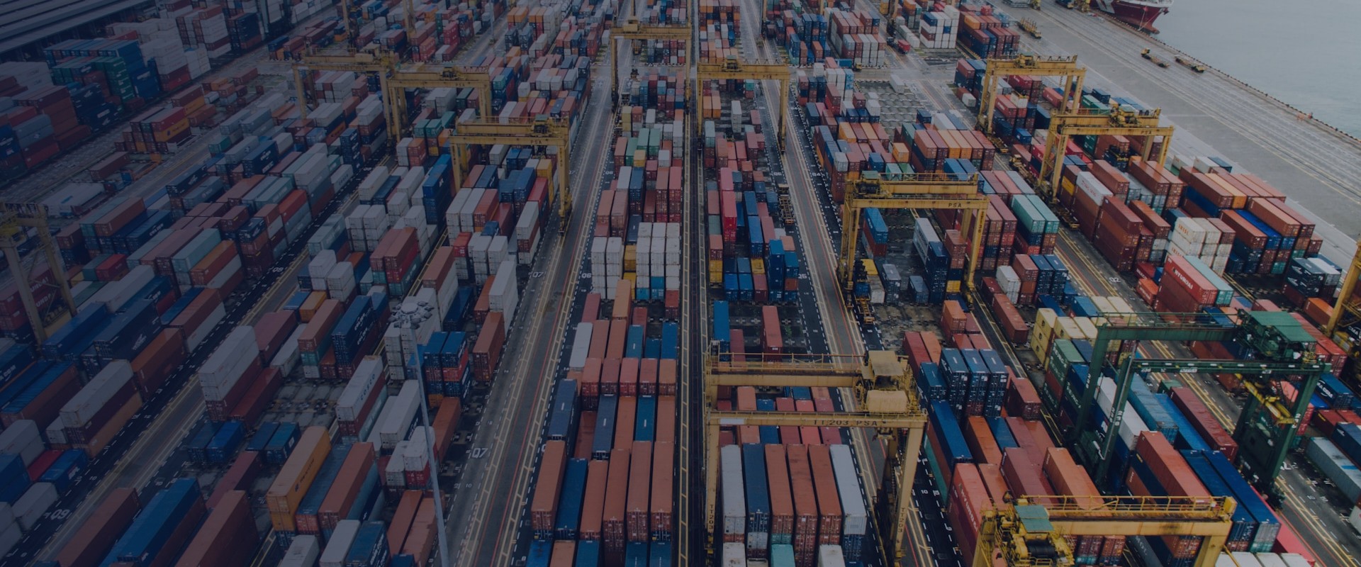 Vista aérea porto de containers - SB Trade Importação e Exportação